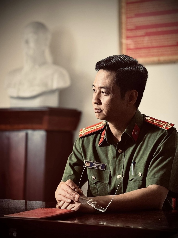 Hoàng Công chuyên vào vai lãnh đạo công an.
