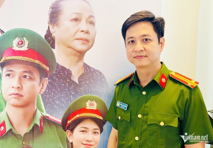 Trung tá Hoàng Công hiện là trưởng phòng tại Nhà hát Kịch nói Công an nhân dân. Ảnh: Quỳnh An