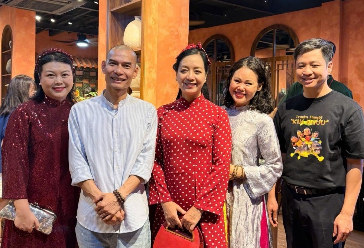 Diễn viên Hoàng Công cùng vợ và ê-kíp phim "Trạng Quỳnh nhí" hai vợ chồng cùng tham gia lồng tiếng. Ảnh: NVCC