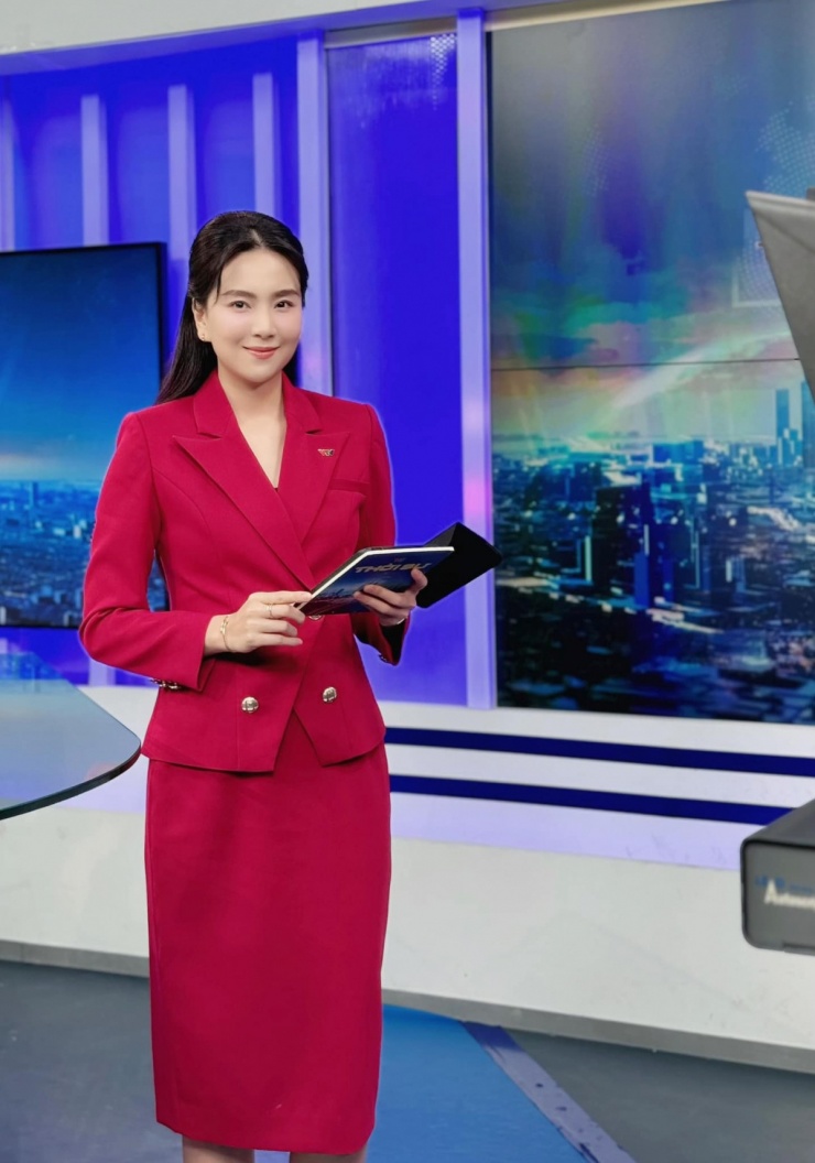 MC Mai Ngọc từng được trao giải MC xinh đẹp nhất VTV trong cuộc thi Vẻ đẹp VTV tổ chức năm 2016. Cô không chỉ gây ấn tượng bởi phong thái chỉn chu, vẻ ngoài rạng rỡ mà còn khiến công chúng ngưỡng mộ bởi cuộc sống tưởng như viên mãn bên người chồng doanh nhân lâu năm.