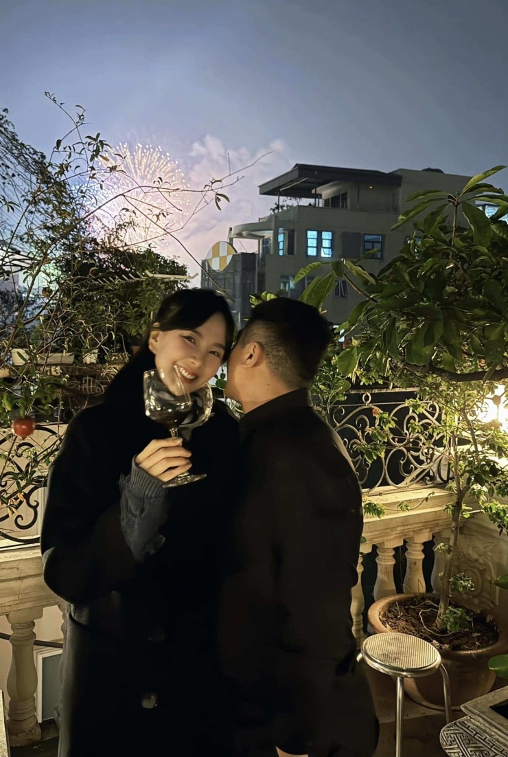 Mặc dù khá thoải mái nói về tình yêu, hôn nhân nhưng Mai Ngọc vẫn giữ nguyên tắc không công khai quá nhiều hình ảnh của ông xã lên mạng xã hội. Chỉ trong những khoảnh khắc đặc biệt như đám cưới, giao thừa... thì cô mới đăng ảnh bên chồng, nhưng hiếm khi để lộ mặt anh.