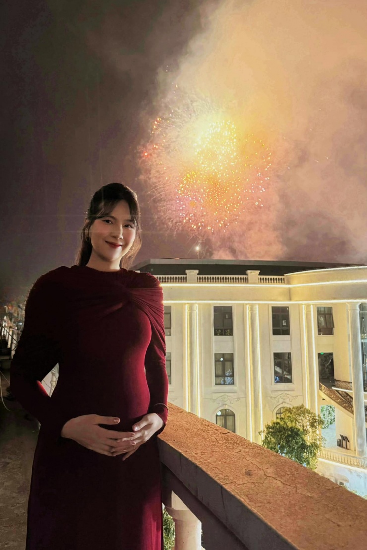 Cũng trong khoảnh khắc giao thừa 2025, Mai Ngọc chính thức khoe bụng bầu vượt mặt, thông báo đang mang thai con đầu lòng. Mẹ bầu được cộng đồng mạng khen ngợi hết lời bởi nhan sắc đằm thắm, ngọt ngào.