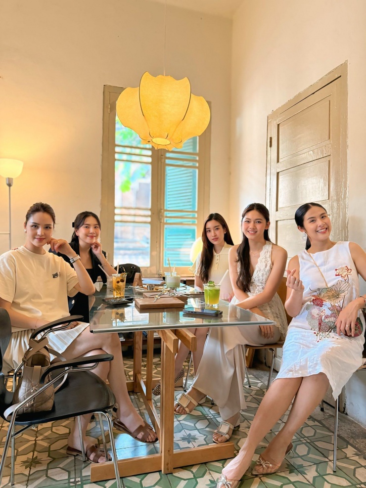 Trong suốt thời gian mang thai, Mai Ngọc cũng thường xuyên gặp gỡ bạn bè, dạo phố như một hoạt động giúp tinh thần thư giãn.