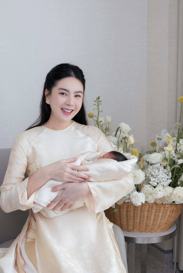 Tối 23/4/2025, Mai Ngọc thông báo đã sinh con trai đầu lòng. Ông xã, mọi người trong gia đình và bạn bè thân thiết đã đồng hành cùng cô trong lần "vượt cạn" đầu tiên này. Nhan sắc ngay khi vừa sinh con xong của Mai Ngọc được cộng đồng mạng hết lời khen ngợi.