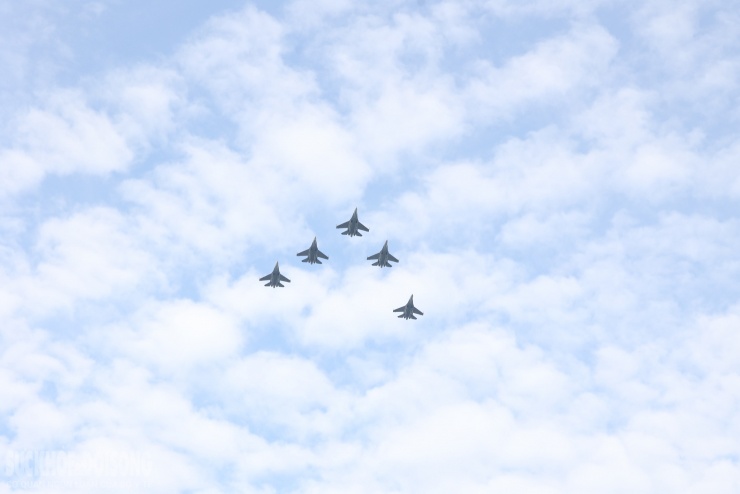Đội hình Su-30MK2 &#39;rèn gió luyện mây&#39; cho ngày 2/9 lịch sử - 6