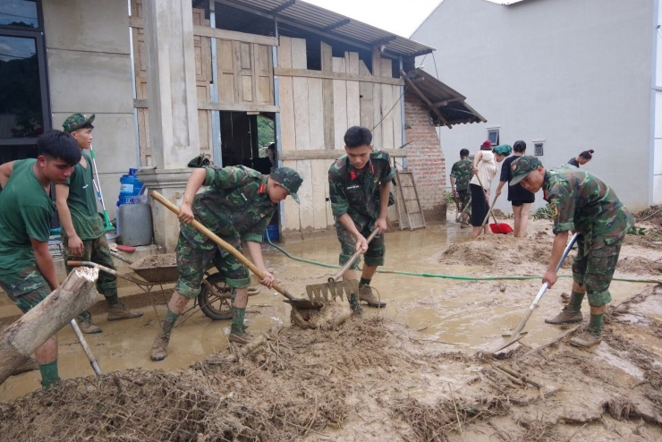 Cảnh tượng đáng sợ xuất hiện trên những quả đồi sau mưa lũ - 7