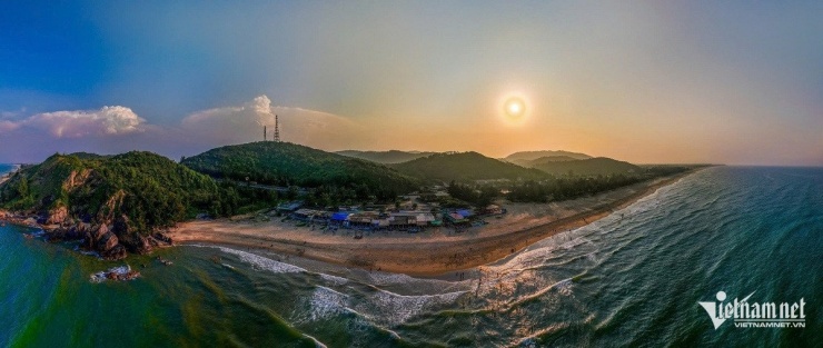Khu vực biển Đá Nhảy là nơi tuyệt vời để thưởng thức hải sản tươi sống. Ảnh: Đức Thành