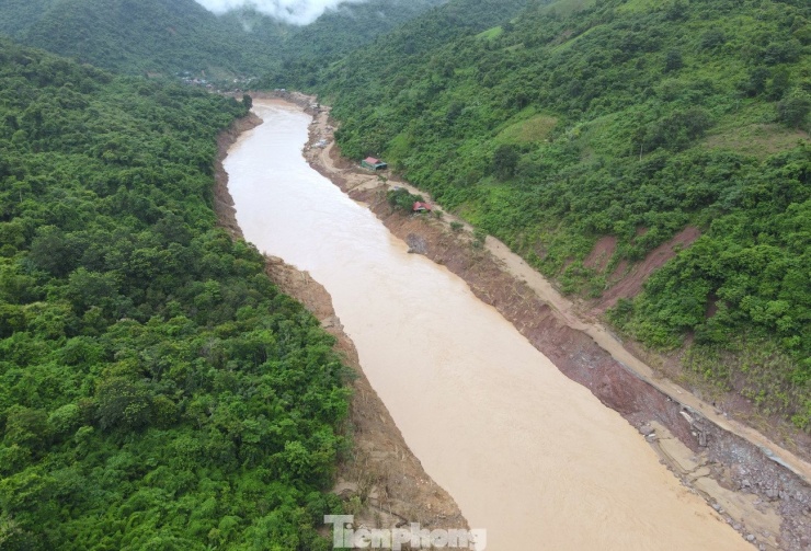 Quốc lộ 16 dài hàng trăm kilomet là tuyến đường trọng yếu đi qua nhiều xã vùng sâu, vùng xa thuộc các huyện Quế Phong, Kỳ Sơn, Tương Dương (cũ) của tỉnh Nghệ An. Do ảnh hưởng của hoàn lưu bão số 3 kết hợp mưa kéo dài, lũ lụt đã khiến tuyến đường này bị tàn phá nặng nề.