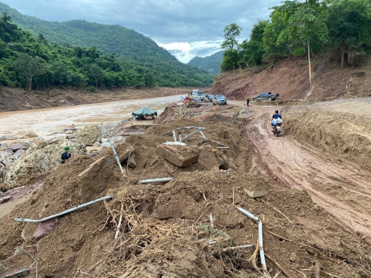 Ông Mạc Văn Nguyên - Bí thư Đảng ủy xã Nhôn Mai (Nghệ An) - cho biết toàn xã có 21 thôn bản với hơn 7.000 hộ dân bị cô lập do quốc lộ 16 bị chia cắt.