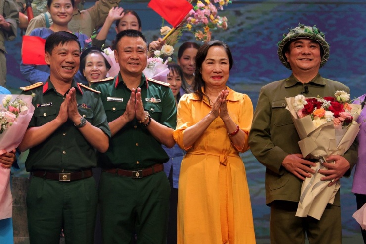 Đạo diễn, NSND Trịnh Thúy Mùi cùng NSND Tự Long lên sân khấu chúc mừng các nghệ sĩ.&nbsp;