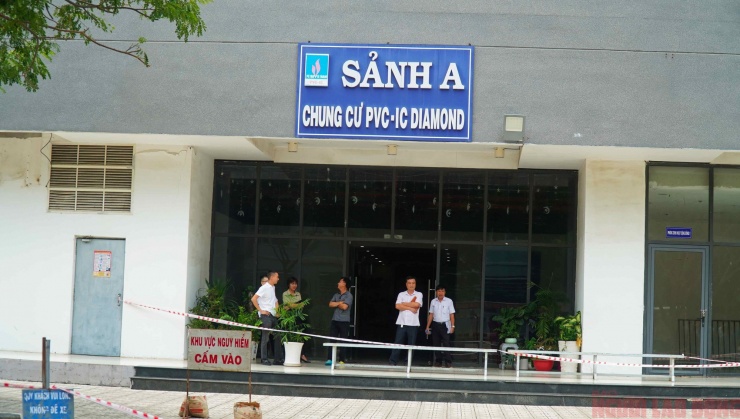 Chung cư đã được đặt cảnh báo để hạn chế người dân tụ tập phía dưới