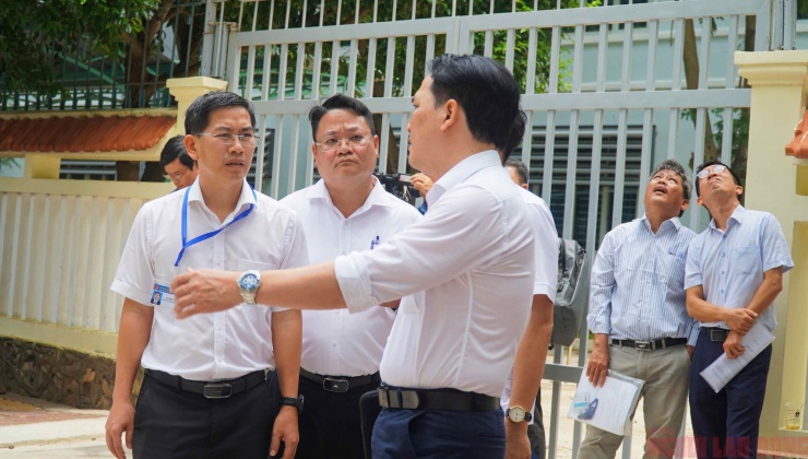 Tổ công tác của Sở Xây dựng TP HCM cùng phường Tam Thắng khảo sát bên ngoài