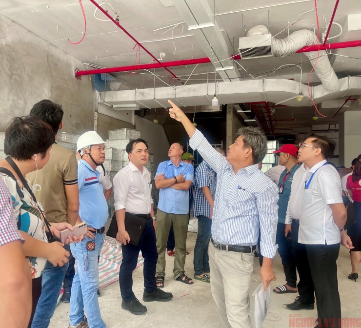 Tổ công tác khảo sát khu vực bên trong, nơi đang thi công sửa chữa để làm siêu thị quy mô lớn