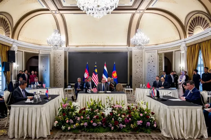 Thủ tướng Malaysia Anwar Ibrahim, Thủ tướng Campuchia Hun Manet và Quyền Thủ tướng Thái Lan Phumtham Wechayachai đàm phán hòa giải xung đột biên giới Thái Lan - Campuchia tại Malaysia vào ngày 28-7. Ảnh: VĂN PHÒNG THỦ TƯỚNG MALAYSIA