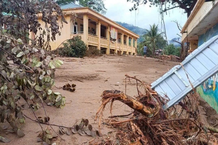 Sau mưa lũ, Trường Phổ thông DTBT Tiểu học Mỹ Lý 2 ngập trong bùn đất