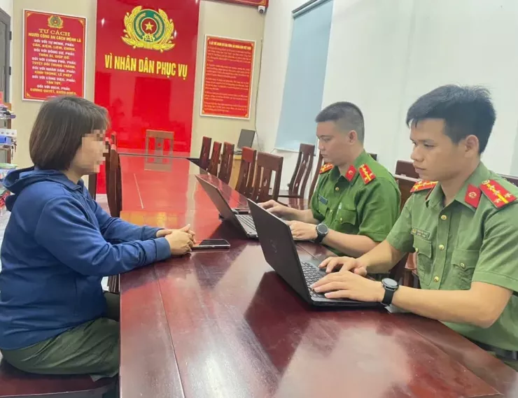 Công an làm việc với chị PHS.