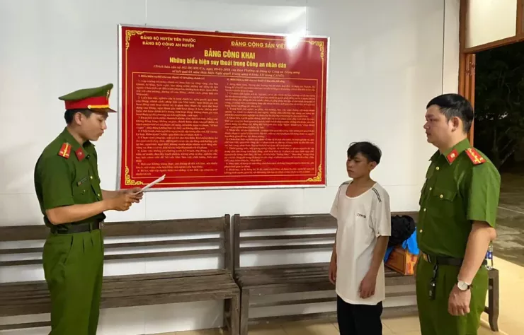Sau buổi ăn nhậu, Hiệp làm bậy với nữ chủ nhà say xỉn. Ảnh: CA