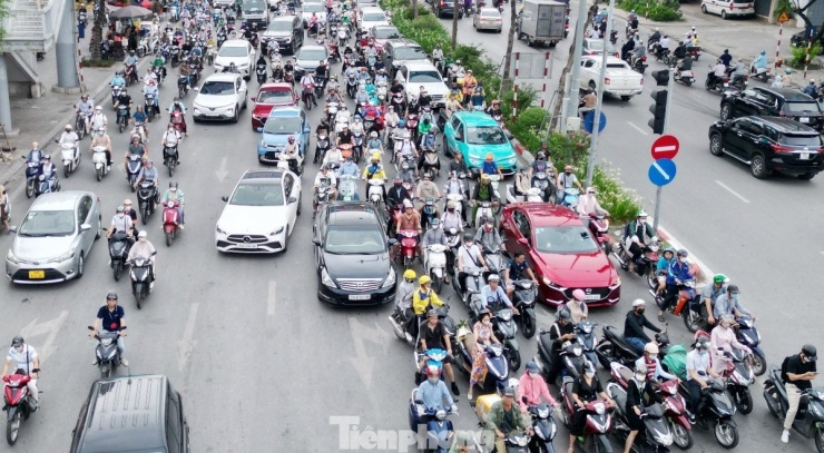 Như vậy với 80% lượng phương tiện là xe 2 bánh (chủ yếu là xe máy xăng) thì từ 1/7/2026 (dự kiến dừng xe máy xăng từ Vành đai 1), có 50.000 đến 80.000 lượt xe máy xăng khi đến Vành đai 1 phải tìm phương tiện thay thế để di chuyển tiếp.