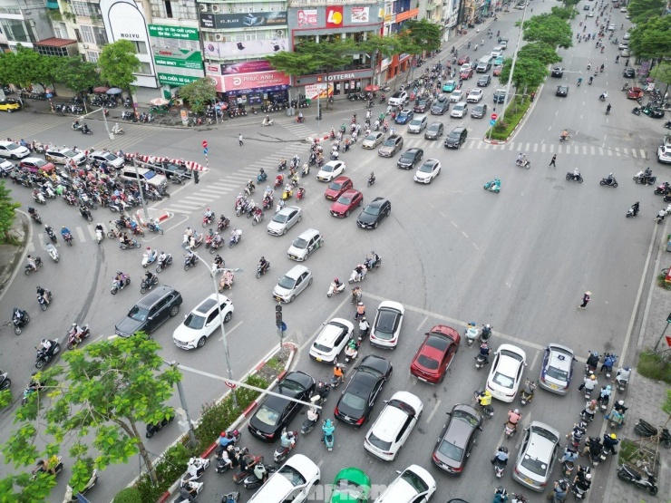 Theo yêu cầu của UBND thành phố Hà Nội, cùng với các bãi xe, kết hợp trạm sạc được bố trí dọc tuyến đường Vành đai 1, cơ quan có trách nhiệm cũng đang thực hiện cải tạo, xây dựng hàng chục nút giao theo hướng mở rộng hoặc làm cầu vượt để tạo thuận lợi cho người dân đi lại từ tháng 7/2026.