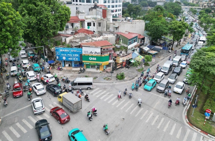 Tại nút giao với giữa đường Đê La Thành với Nguyễn Chí Thanh - Liễu Giai cũng đã có dự án làm cầu vượt trên đường Vành đai 1 để giảm xung đột, ùn tắc giao thông.