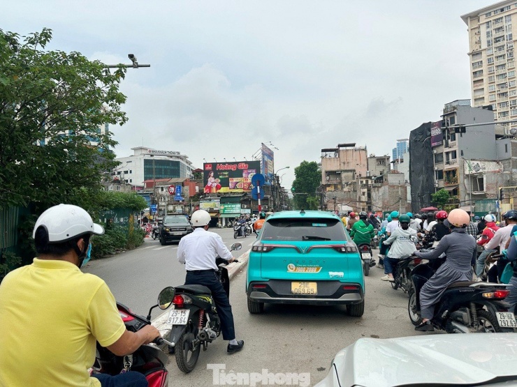 Để giảm ùn tắc và giúp phương tiện lưu thông trên đường Vành đai 1 không ảnh hưởng bởi nút giao kiểm soát bên dưới, hiện nút giao giữa đường Đê La Thành (Vành đai 1) với phố Láng Hạ - Giảng Võ đã có dự án làm cầu vượt.