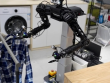 Robot Trung Quốc biết móc quần áo, lau dọn bàn ăn