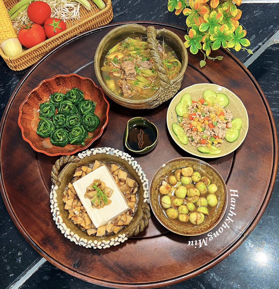 Canh sườn nấu chua - Đậu non hấp nấm - Rau muống luộc - Thịt băm ngũ sắc - Cà muối&nbsp;