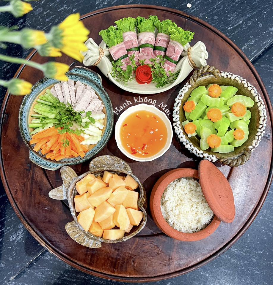 Nộm giò - Chân giò cuộn - Củ quả luộc - Dưa vàng