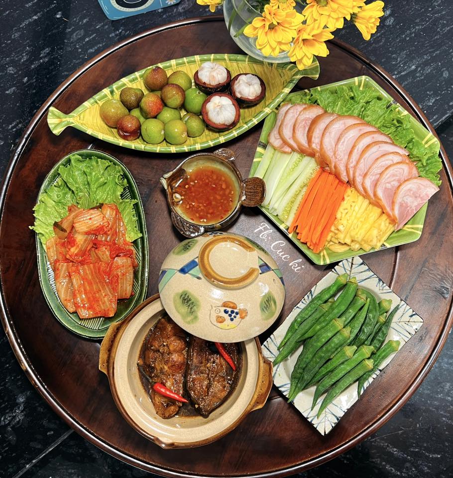 Chân giò cuộn - Cá basa kho tộ - Đậu bắp luộc - Măng cụt, mận