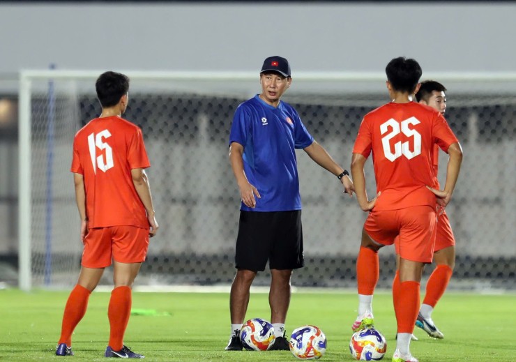Thầy trò HLV Kim Sang Sik khá thoải mái trước trận đánh lớn