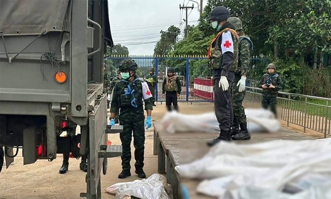 Binh sĩ Thái Lan đưa thi thể lính Campuchia đến cửa khẩu Chong Sangam ngày 27/7. Ảnh: Khaosod