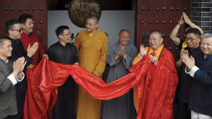 Sư Thích Vĩnh Tín (áo cà sa vàng và đỏ) dự lễ khai trương một trung tâm thiền đô thị ở tỉnh Thiểm Tây, tây bắc Trung Quốc, năm 2015. (Ảnh: AP)