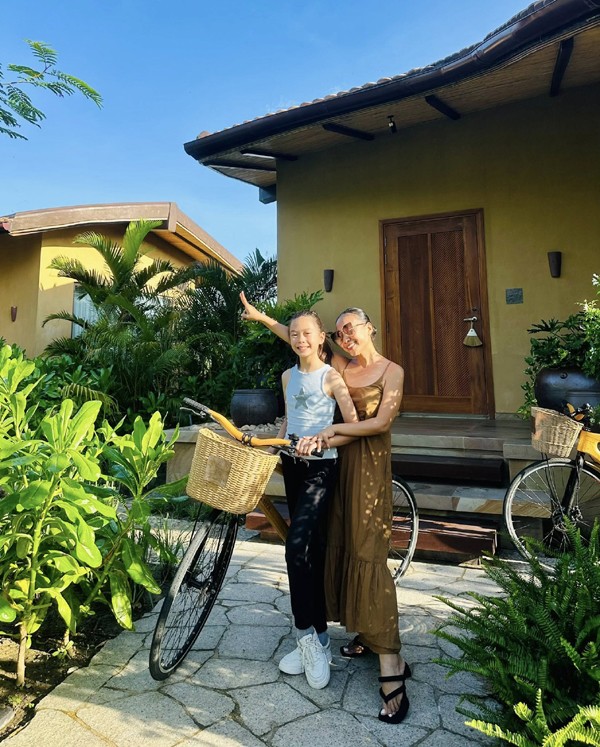 Trên trang cá nhân, Đoan Trang cũng hãnh diện khi khoe con gái lai 2 dòng máu của mình. Con gái nữ ca sĩ có chiều cao vượt trội và rất ra dáng thiếu nữ.