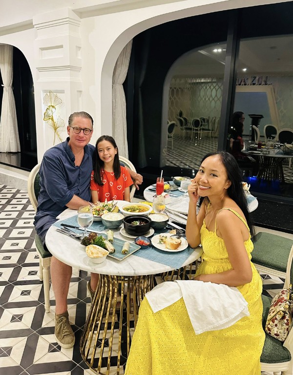 13 năm sau ngày cưới, Đoan&nbsp;Trang có cuộc sống nhiều người mơ ước. Chồng Tây của Đoan Trang không phải là người quá giàu có nhưng anh vẫn sẵn sàng tặng vợ những chuyến đi chơi đắt đỏ, xa hoa. Ngoài ra, anh còn tâm lý luôn ủng hộ công việc của vợ. Nhờ sự yêu thương từ chồng nên Đoan Trang thoải mái khoe những khoảnh khắc bình yên của gia đình.