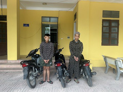 C.V.H. và Hà Nhật Anh cùng tang vật tại cơ quan Công an