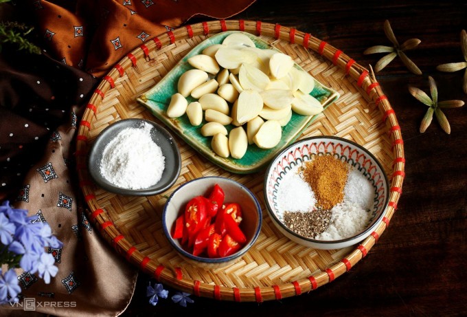 Tỏi nên để ‘nghỉ’ 10 phút mới xào nấu. Ảnh: Bùi Thủy