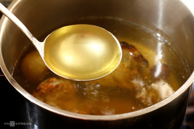 Nước luộc gà dùng nấu phở gà, bún thang. Ảnh: Bùi Thủy