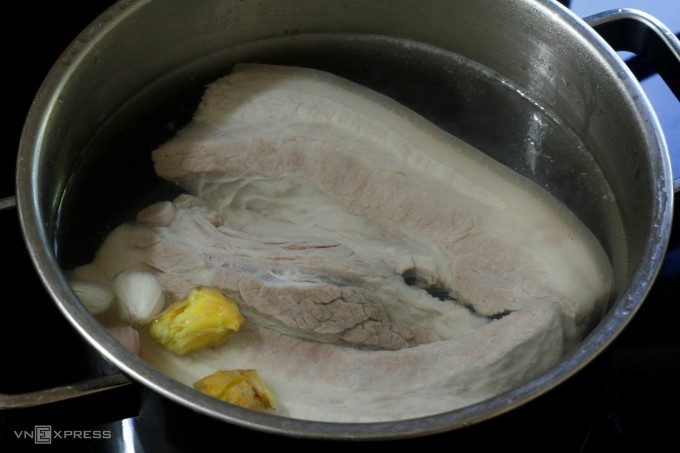 Nước luộc thịt sạch tận dụng nấu canh. Ảnh: Bùi Thủy