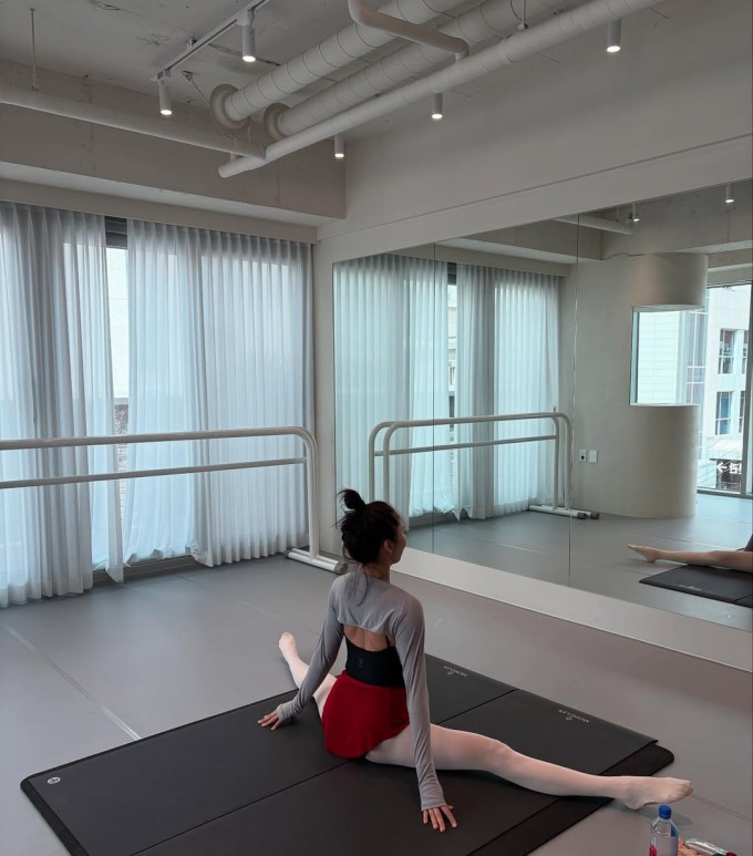 Son Dam Bi tập ballet để tăng độ linh hoạt, dẻo dai cho cơ thể. Ảnh: Instagram xodambi