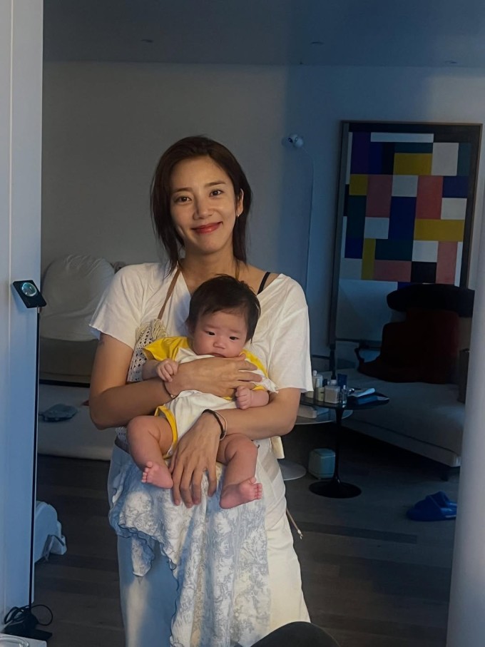 Son Dam Bi tận dụng việc chăm con để tiêu hao năng lượng. Ảnh: Instagram xodambi