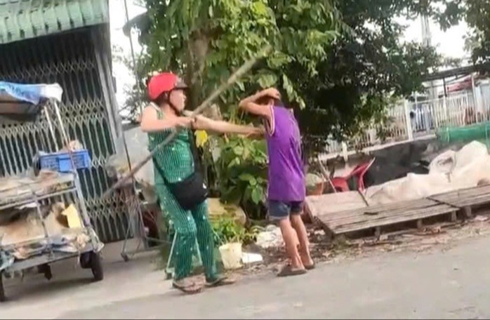 Cô ruột đánh cháu vì không bán vé số hết.