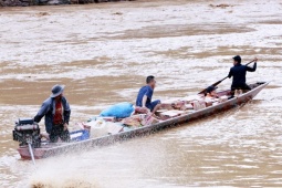 Những hình ảnh thấm đẫm tình người sau lũ ở miền Tây Nghệ An
