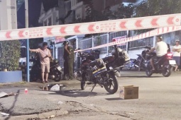 Người thân ôm bé gái khóc ngất vì bị taxi tông tử vong trong khu dân cư