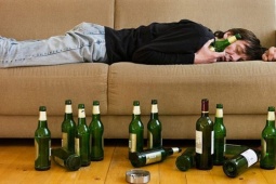 Phát điên vì chồng mải nhậu quên đón con