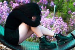 Chị đưa người yêu về sống thử, em gái 17 tuổi sống trong sợ hãi mỗi đêm