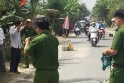 Bị cự tuyệt tình cảm, người đàn ông cầm dao đâm vợ hờ rồi tự tử