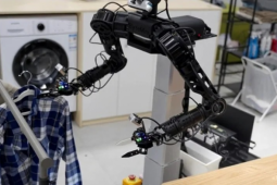 Robot Trung Quốc biết móc quần áo, lau dọn bàn ăn