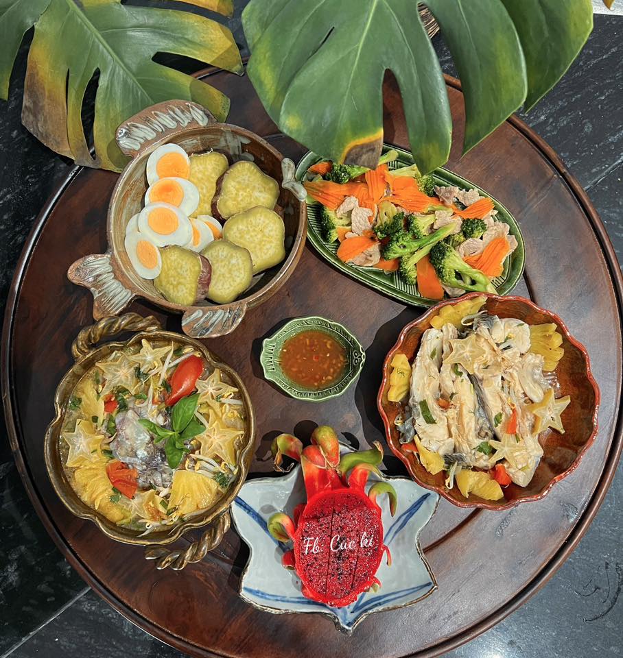 Canh cá nấu&nbsp;chua - Rau củ xào thịt - Khoai lang, trứng luộc - Thanh long đỏ