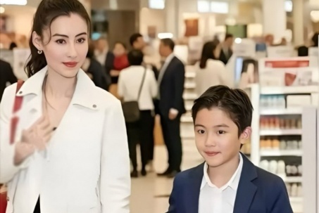 Khán giả xôn xao vì tấm hình 'con trai út của Trương Bá Chi'