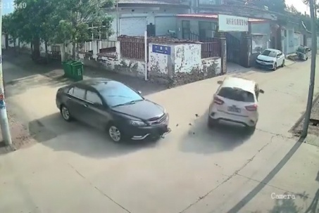 Clip: "Dở khóc dở cười" hai ôtô va chạm tại ngã tư, một xe lao thẳng vào nhà dân